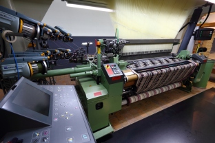 The Textiellab employs a combination of Dornier looms and Staubli Jacquard heads. This particular machine looks capable of handling 12 different insertion threads.